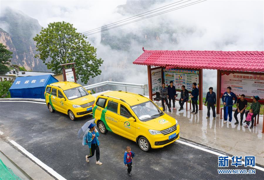 6월 30일 쓰촨 향촌 여객 운수 미니 봉고차가 아부뤄하촌에서 승객을 기다리고 있다. [사진 출처: 신화망]