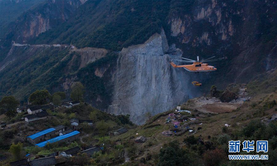 미(米)-26중형 헬기가 부퉈현 아부뤄하촌으로 굴착기를 운반하고 있다. [2019년 12월 5일 촬영/사진 출처: 신화망]