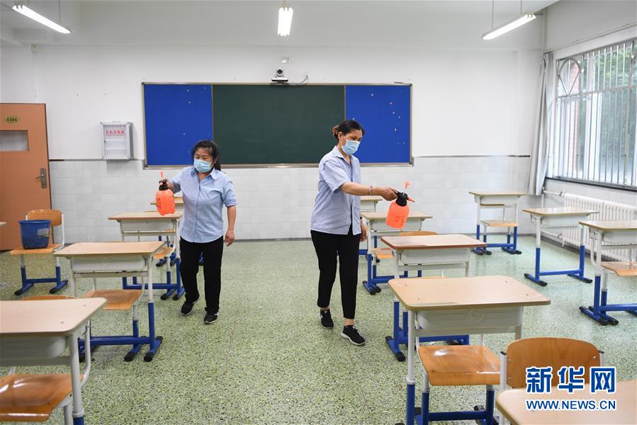 베이징시 제12고등학교 시험장, 학교 직원들이 시험장에 소독약을 뿌리고 있다. [7월 3일 촬영/사진 출처: 신화망]
