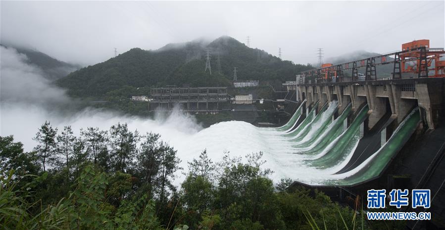 신안강 댐은 오후 7공 방류를 가동했다. [사진 출처: 인민망]