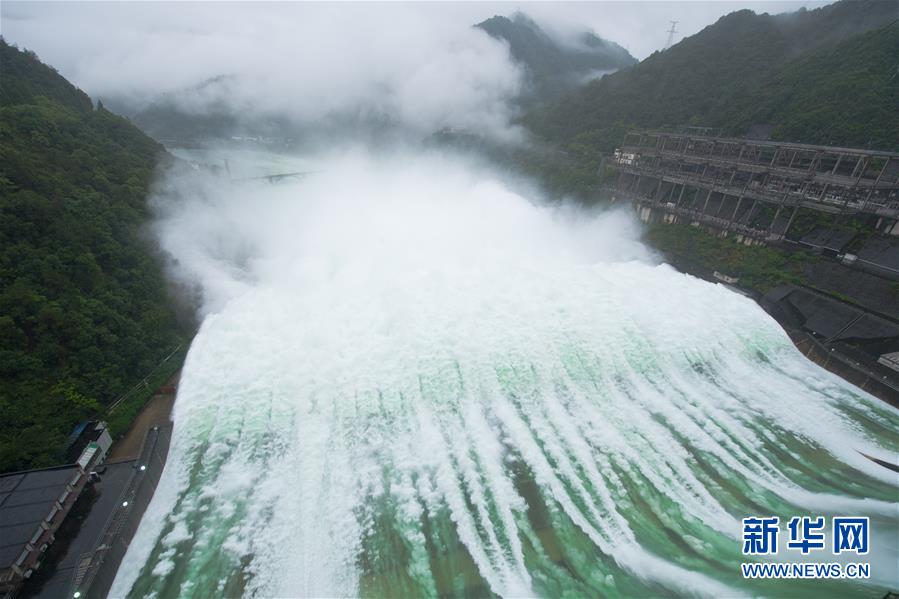 신안강 댐은 오후 7공 방류를 가동했다. [사진 출처: 인민망]