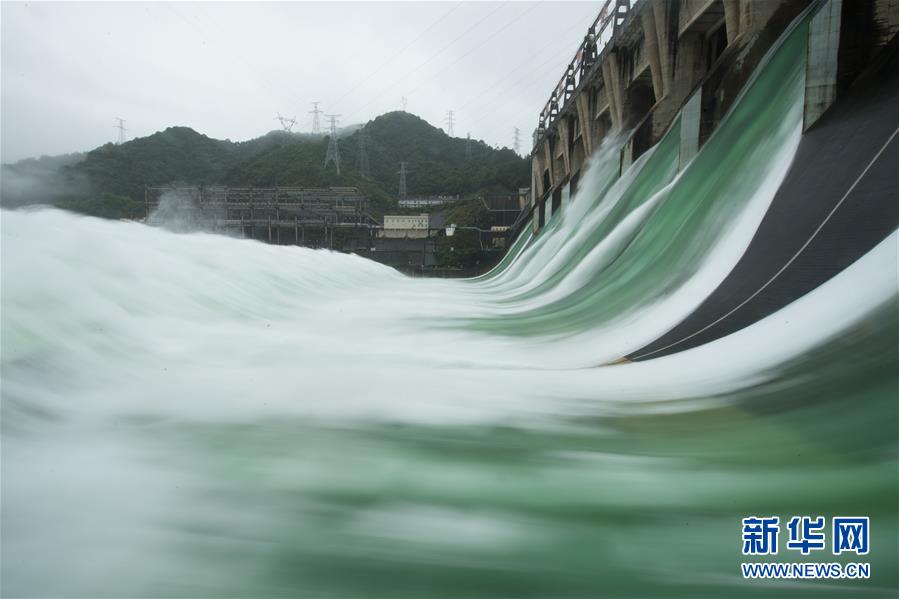 7월 7일, 신안강 댐은 오후 7공 방류를 가동했다. [사진 출처: 인민망]