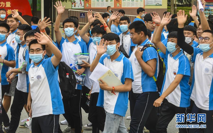 허베이 원안현 제1고등학교 고사장의 수험생들이 시험장 밖으로 나오고 있다. 