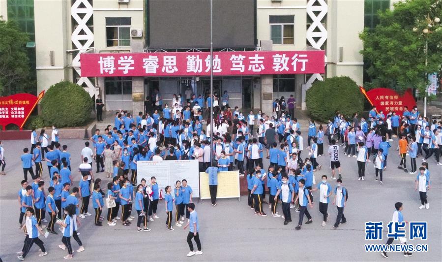 허베이(河北) 원안(文安)현 제1고등학교 고사장의 수험생들이 시험장 밖으로 나오고 있다. 