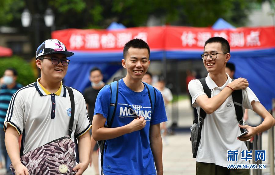 푸젠(福建)성 푸저우(福州)시 제2고등학교 고사장에서 수험생이 시험장을 나오고 있다. 