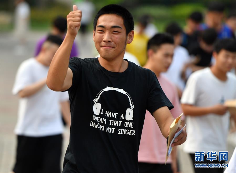허난(河南)성 바오펑(寶豐)현 제1고등학교 고사장에서 수험생이 시험장을 나오고 있다. 