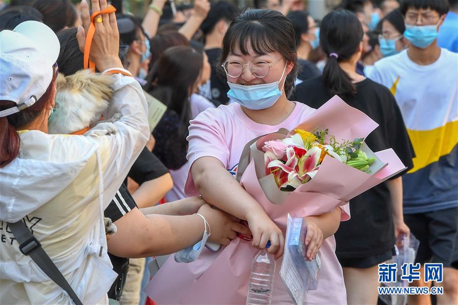 지린(吉林)성 창춘 시왕(希望)고등학교 고사장 수험생이 학부모 손에서 꽃다발을 건네받고 있다. 
