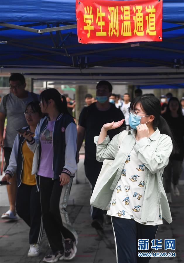 푸젠성 푸저우교육대학 부속고등학교 고사장에서 수험생과 동급생이 손은 흔들며 작별 인사를 하고 있다. 