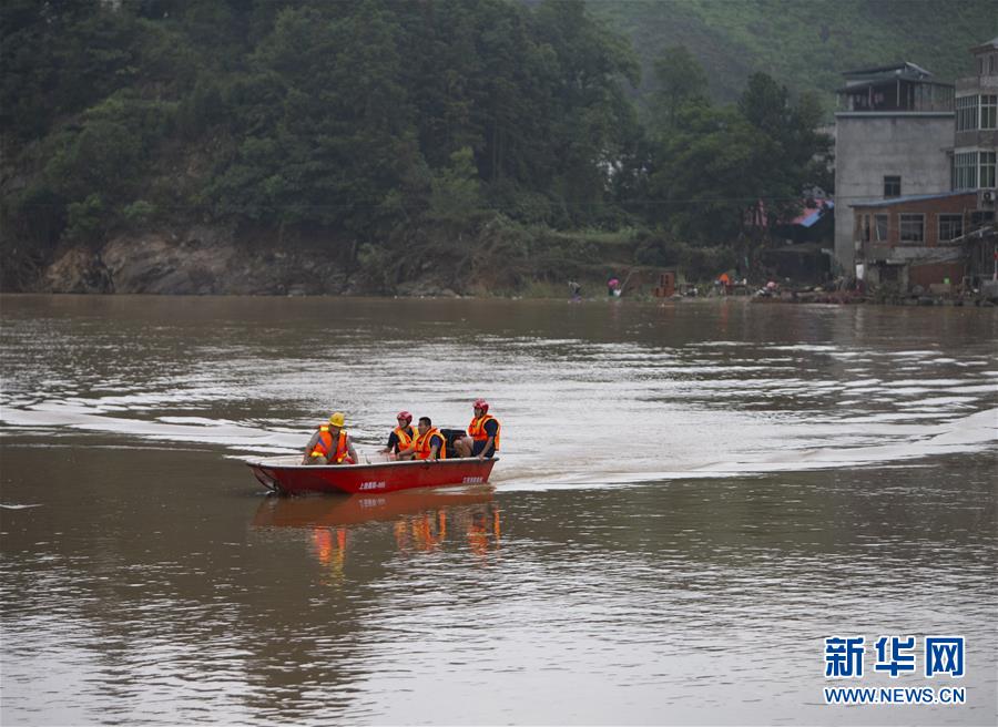 포양현 샹수이탄향, 구조 요원들이 물품 운반을 돕는다. [7월 9일 촬영/사진 출처: 신화망]