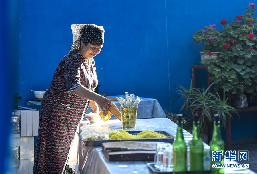 류싱제 한 주택에서 집주인이 직접 만든 음식을 팔고 있다. [7월 4일 촬영/사진 출처: 신화망]