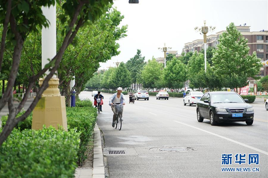 시민이 허베이성 탕산시 구예구 거리에서 자전거를 타고 있다. [7월 12일 촬영/사진 출처: 신화망]
