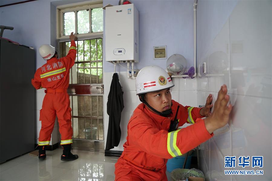 소방구조대원이 허베이성 탕산시 구예구 베이자뎬진 첸웨이펑산촌 민가를 순찰하고 있다. [7월 12일 촬영/사진 출처: 신화망]