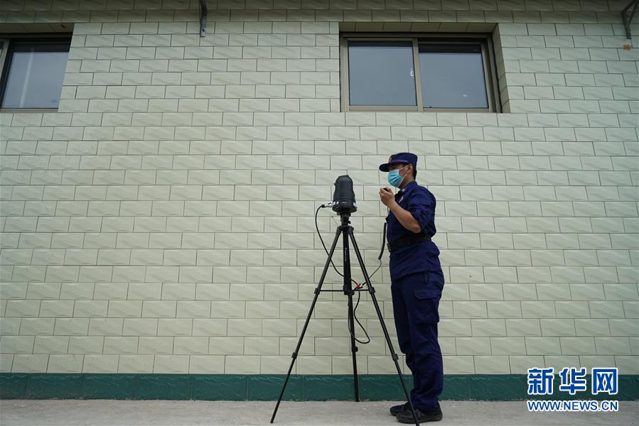 소방구조대원이 허베이성 탕산시 구예구 베이자뎬진 첸웨이펑산촌에서 기록계로 현장 상황을 기록하고 있다. [7월 12일 촬영/사진 출처: 신화망]