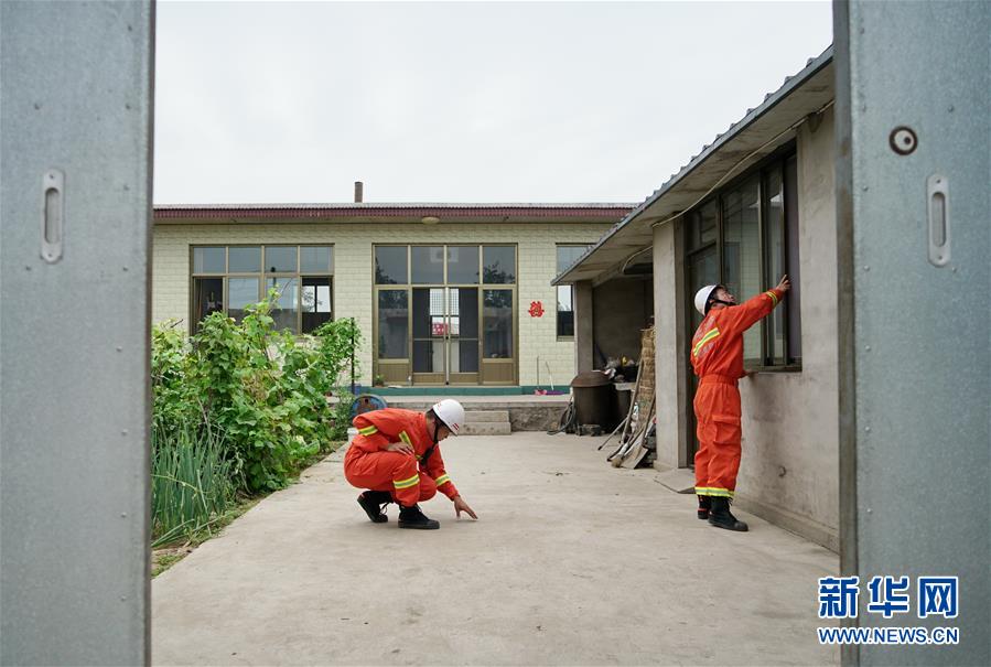 소방구조대원이 허베이성 탕산시 구예구 베이자뎬진 첸웨이펑산촌 민가를 순찰하고 있다. [7월 12일 촬영/사진 출처: 신화망]