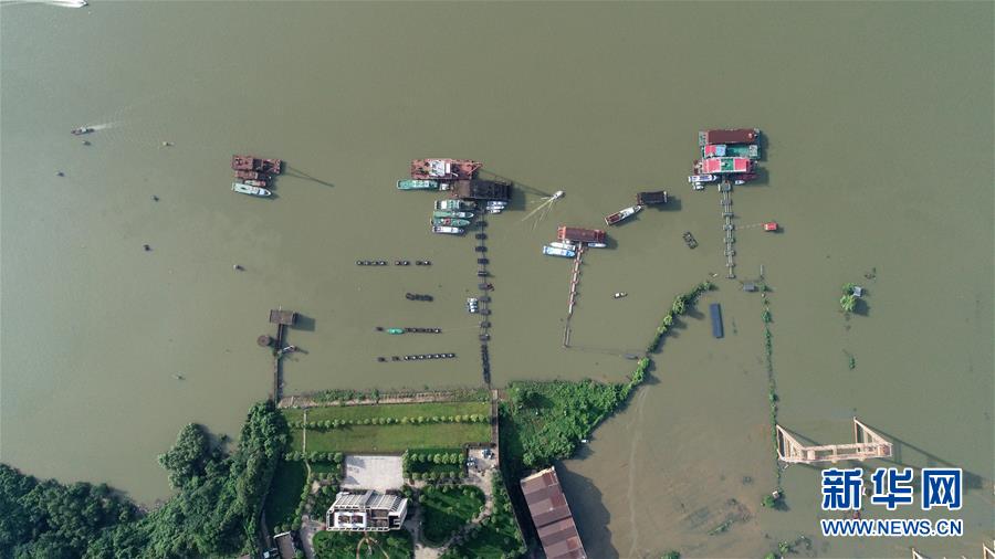 포양호 주변 장시 루산(廬山)시 난캉(南康) 둑. 포양호 수위가 1998년의 역대 최고치를 넘어섰다. [7월 12일 드론 촬영/사진 출처: 신화망]
