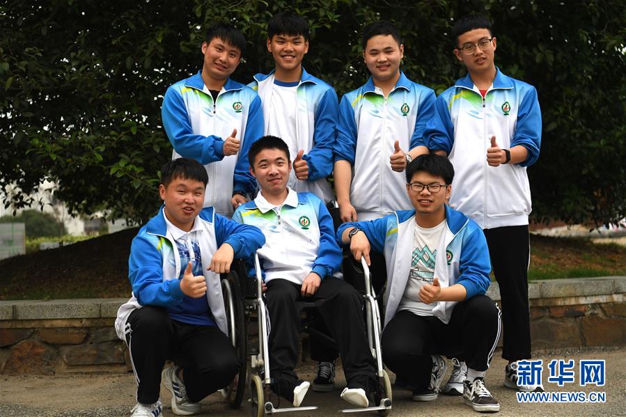 청둥둥(앞줄 가운데)과 광더고등학교 봉사팀 학생들이 함께 있다. [5월 28일 촬영/사진 출처: 신화망]