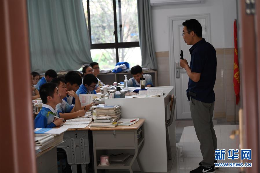 광더고등학교에서 청둥둥(왼쪽 첫 번째)이 수업을 받고 있다. [5월 28일 촬영/사진 출처: 신화망]