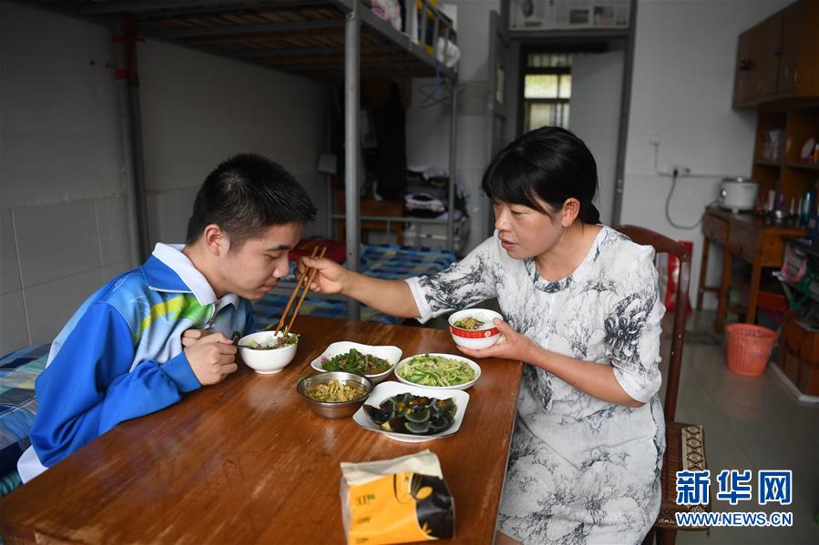 광더고등학교에서 청둥둥과 어머니가 학교 숙소에서 점심을 먹고 있다. [5월 28일 촬영/사진 출처: 신화망]