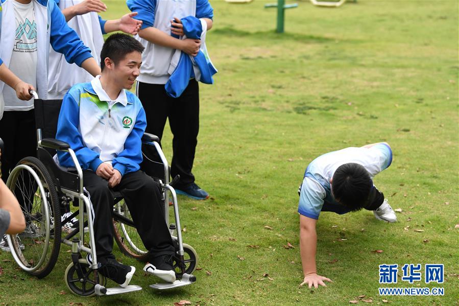 청둥둥과 광더고등학교 사랑의 봉사팀 학생들이 함께 놀고 있다. [5월 28일 촬영/사진 출처: 신화망]