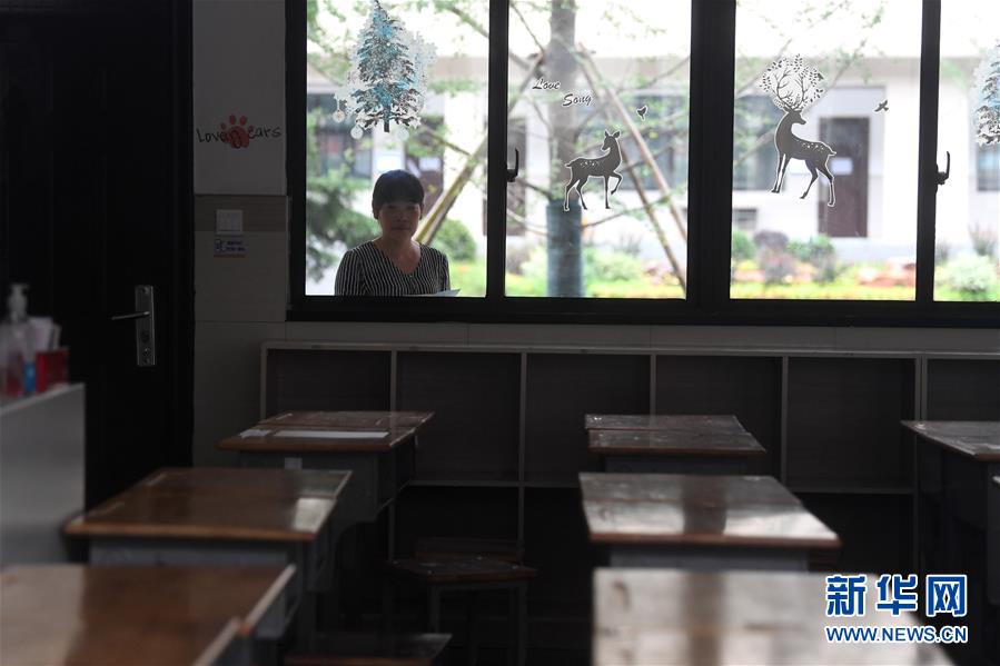 지난 6일 청둥둥의 어머니 류상이 청둥둥을 대신해 고사장을 보고 있다. 청둥둥의 신체 상황을 고려해 광더고등학교는 그를 위해 1인용 고사장을 설치했다. [7월 6일 촬영/사진 출처: 신화망]