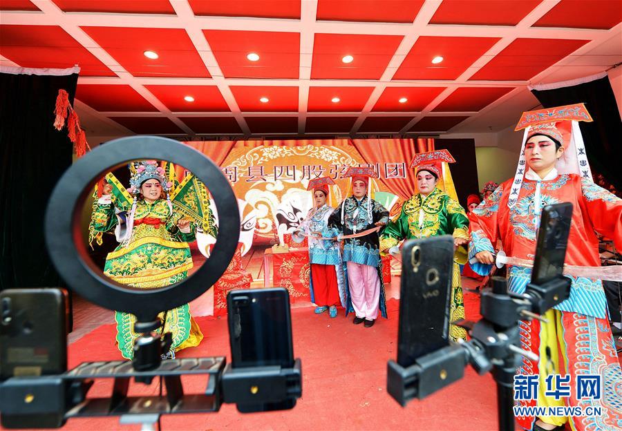 허베이성 한단시 취저우현에서 열린 전통 희곡 사고현 공연 모습 [7월 9일 촬영/사진 출처: 신화망]