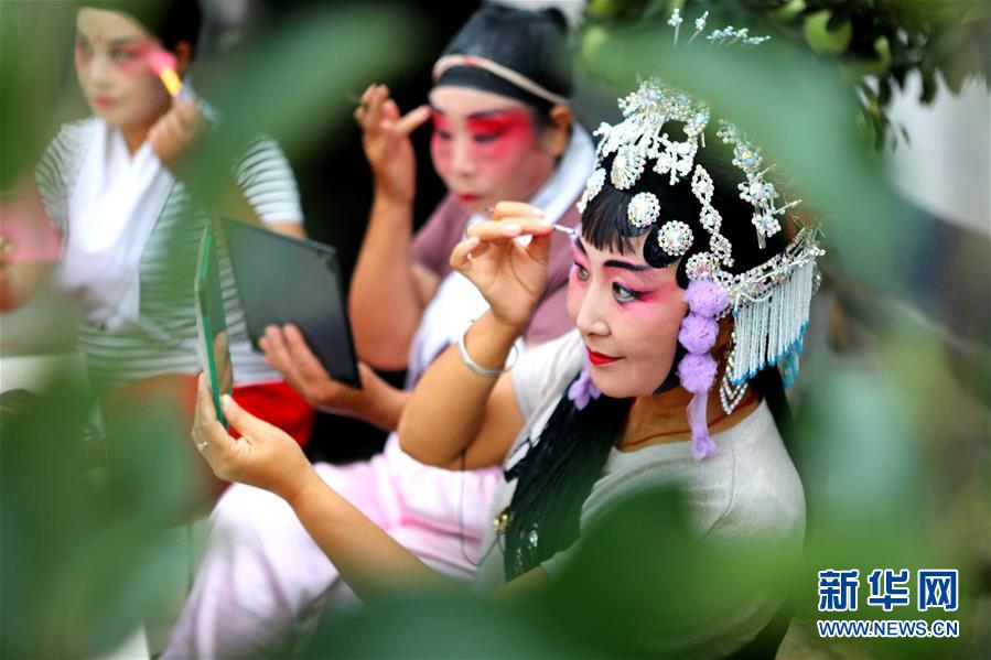 허베이성 한단시 취저우현, 화장을 하는 사고현 공연자들 [7월 9일 촬영/사진 출처: 신화망]