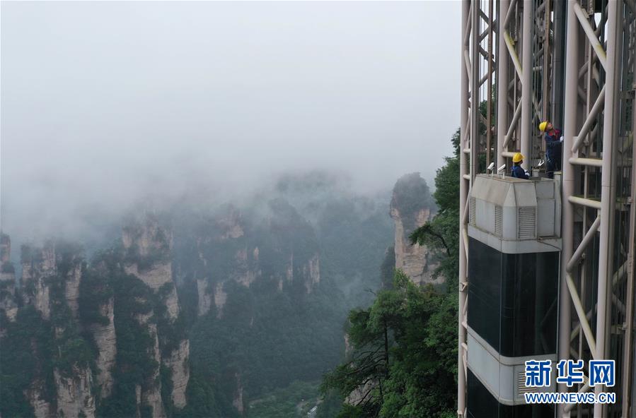 장자제시 우링위안구 바이룽사다리 직원이 낭떠러지 철탑에서 순찰하며 살펴보고 있다. [7월 13일 드론 촬영/사진 출처: 신화망] 