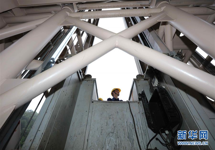 장자제시 우링위안구 바이룽사다리 직원이 낭떠러지 철탑에서 순찰하며 살펴보고 있다. [7월 13일 촬영/사진 출처: 신화망] 