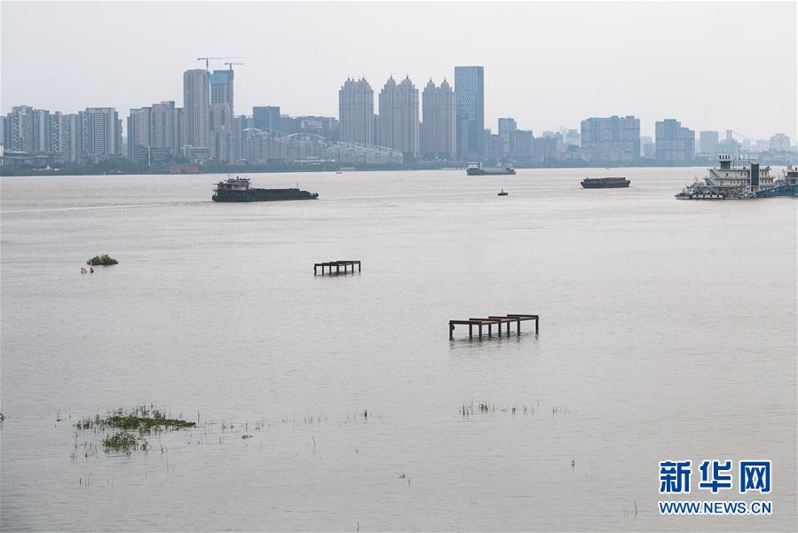 선박이 한커우강 부근을 지나가고 있다. [7월 13일 촬영/사진 출처: 신화망]
