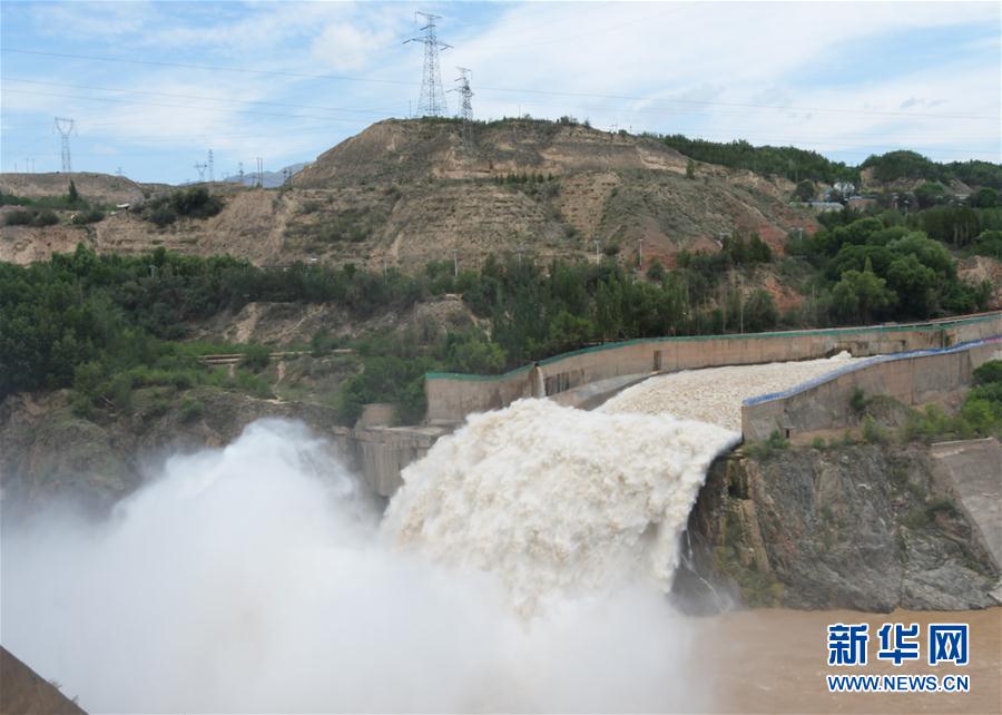 간쑤성 린샤 회족자치주 경내에 위치한 류자샤댐 여수로에서 방류 작업을 하고 있다. [7월 12일 촬영/사진 출처: 신화망]