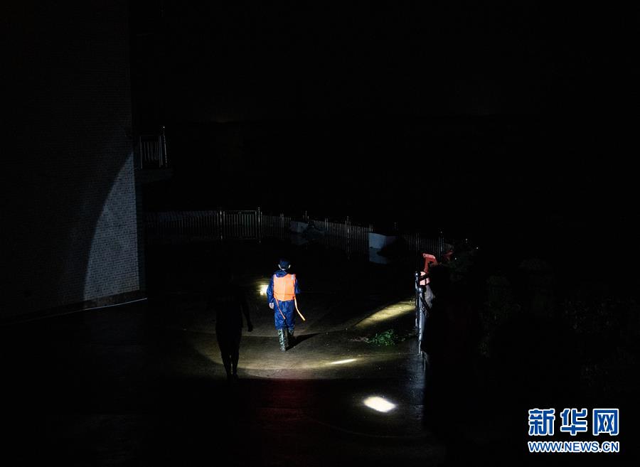 장시 포양현 포양진 구이후(桂湖)촌에서 당직자가 제방 새벽 순찰을 돌고 있다. [7월 9일 촬영/사진 출처: 신화망]