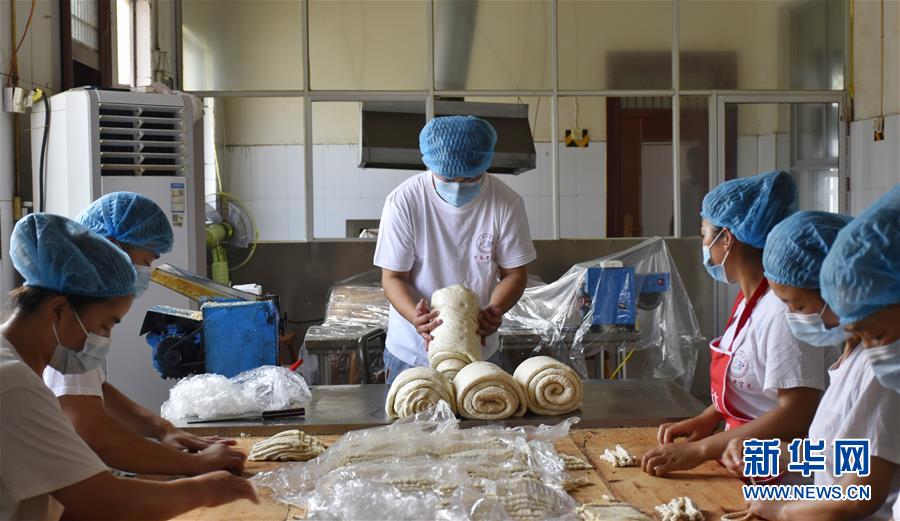 장야자오(중간)의 반죽 가공 작업 [7월 8일 촬영/사진 출처: 신화망]