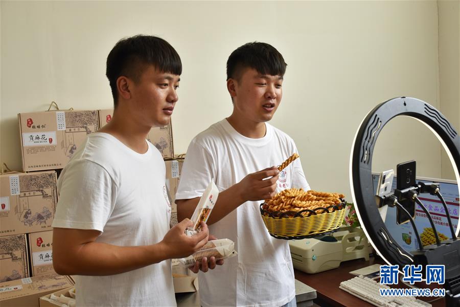 장야보, 장야자오 쌍둥이 형제의 라이브 방송 판매 [7월 8일 촬영/사진 출처: 신화망]