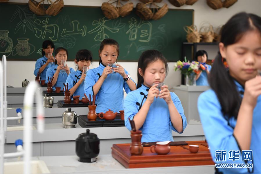 웨이산향 9년제학교 교실에서 다도를 연습하는 학생들 [7월 9일 촬영/사진 출처: 신화망]