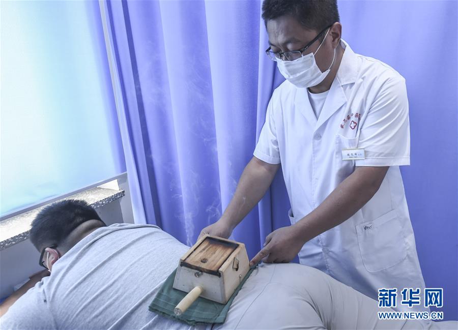 환자가 허베이성 우이현 중의병원에서 뜸 치료를 받고 있다. [7월 19일 촬영/사진 출처: 신화망]