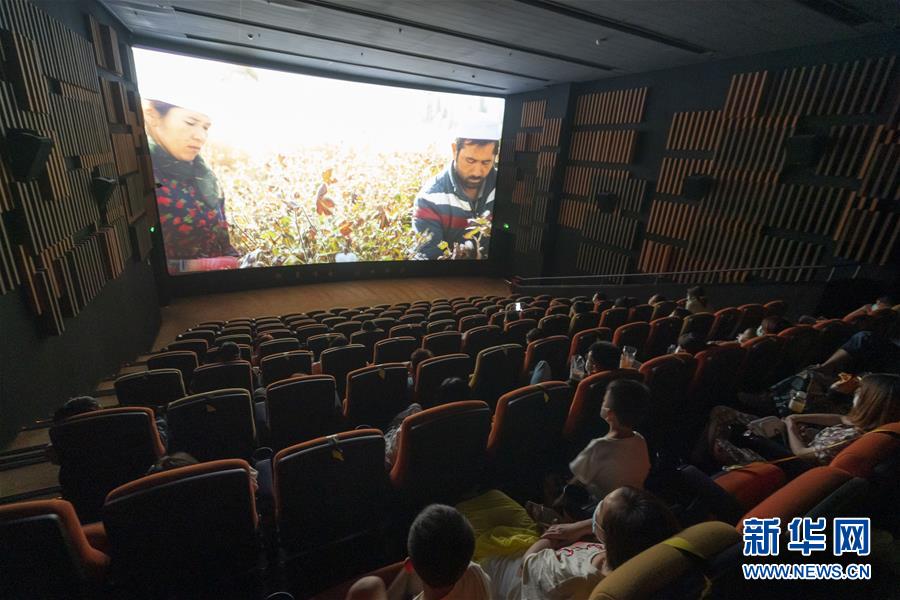 시민들이 우한의 한 영화관에서 영화를 보고 있다. [7월 20일 촬영/사진 출처: 신화망]