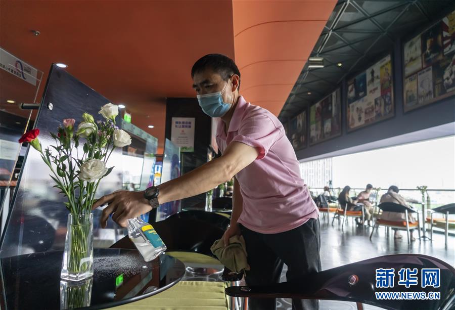 쿤밍시 베이천차이푸중심 영화관의 청소부 한 명이 관람객 대기실 테이블을 소독하고 있다. [7월 20일 촬영/사진 출처: 신화망]