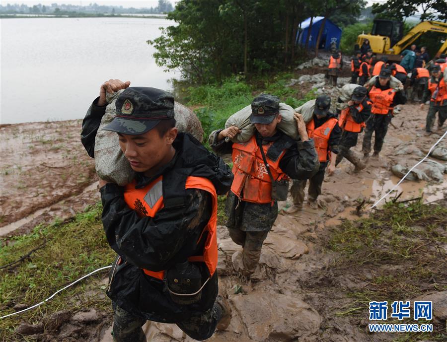 지난 18일 안후이성 허현 황바촌의 스바강댐에서 무장경찰 안후이총대 마안산지대 병사가 모래포대를 운반하고 있다. [사진 출처: 신화망]