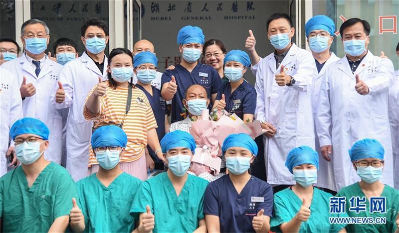 최 씨와 가족이 우한대학 인민병원 의료진과 함께 사진을 찍었다. [7월 21일 촬영/사진 출처: 신화망] 