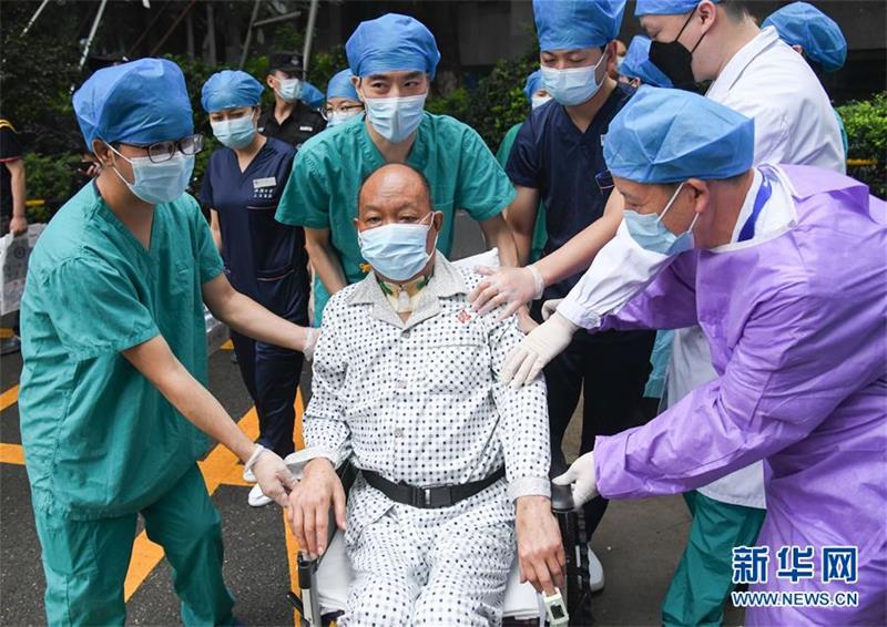우한대학 인민병원 의료진이 퇴원하는 최 씨를 배웅했다. [7월 21일 촬영/사진 출처: 신화망] 