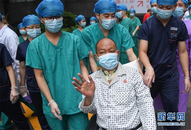 우한대학 인민병원 의료진이 퇴원하는 최 씨를 배웅했다. [7월 21일 촬영/사진 출처: 신화망] 