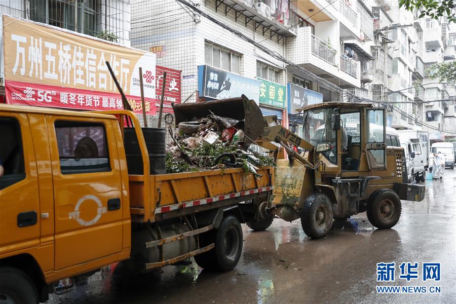 충칭시 완저우구 우차오거리 샹루산단지, 직원이 쓰레기를 청소하고 있다. [7월 18일 촬영/사진 출처: 신화망]