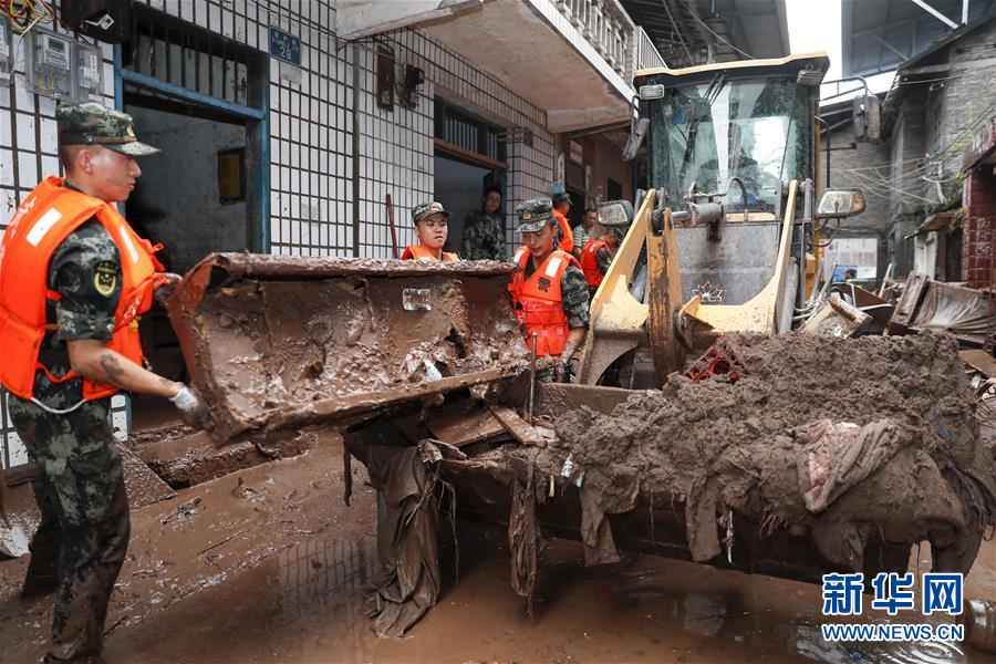 충칭시 완저우구 우차오거리 샹루산단지, 무장경찰이 진흙 쓰레기를 청소하고 있다. [7월 18일 촬영/사진 출처: 신화망]