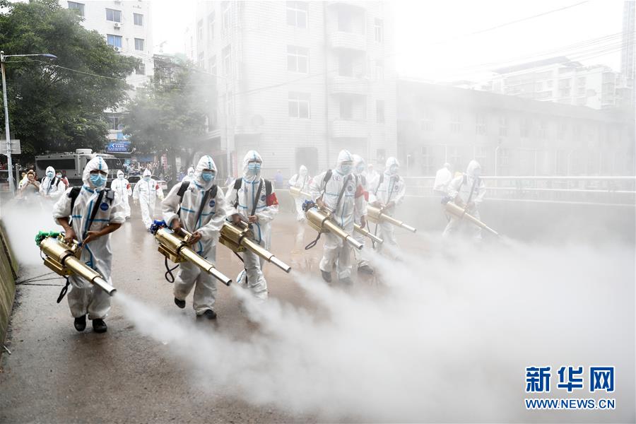 충칭시 완저우구 우차오거리 샹루산단지, 란톈(藍天) 구조대원이 홍수에 침수된 거리를 소독하고 있다. [7월 18일 촬영/사진 출처: 신화망]