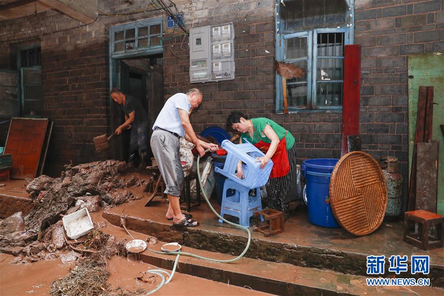 충칭시 완저우구 우차오거리 샹루산단지, 주민이 홍수에 침수된 의자를 청소하고 있다. [7월 18일 촬영/사진 출처: 신화망]