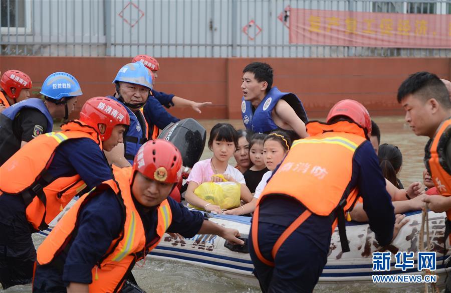 루안시 위안구 구전진 이재민들이 구조선을 타고 안전지역으로 이동하고 있다. [7월 20일 촬영/사사진 출처: 신화망]