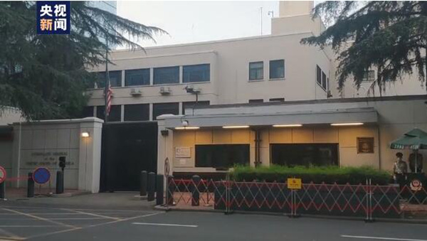 새벽, 청두 주재 미국 총영사관 성조기 내려