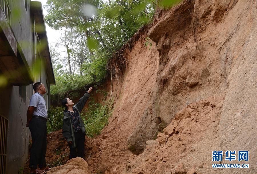 7월 7일, 안후이성 웨시현 공산촌에서 왕롄(오른쪽)과 마을 주민이 함께 토사붕괴로 인한 가구 피해 상황을 살펴보고 있다. [사진 출처: 신화망]