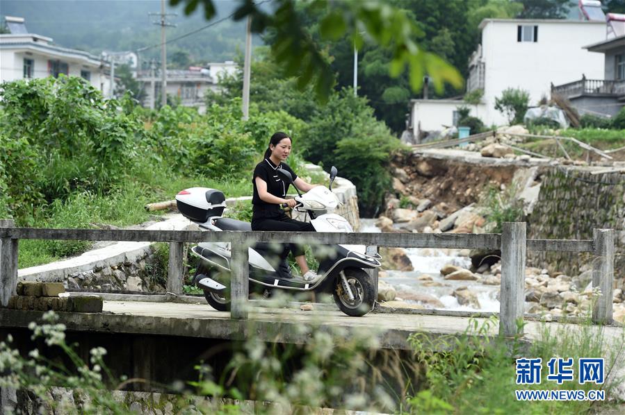 안후이성 웨시현 공산촌에서 왕롄이 오토바이를 몰며 외근을 나가고 있다. [6월 24일 촬영/사진 출처: 신화망]