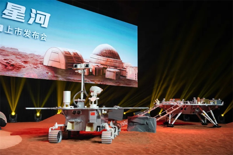 톈원 1호 1:1 착륙선(오른쪽)과 화성 탐사차(왼쪽)